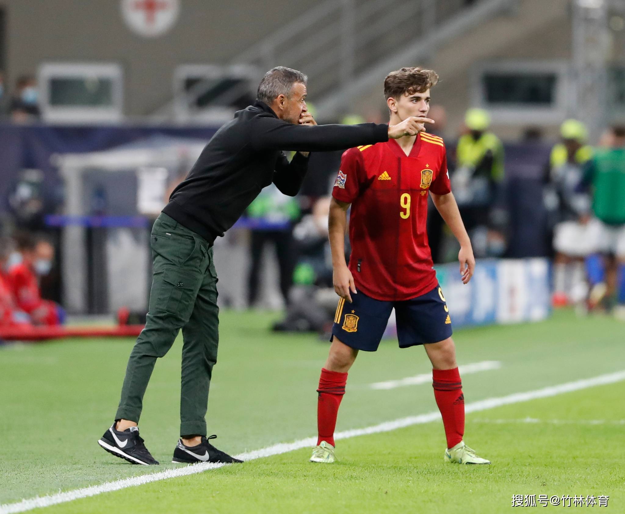 西班牙碾压丹麦，卡塞米罗惊艳世界