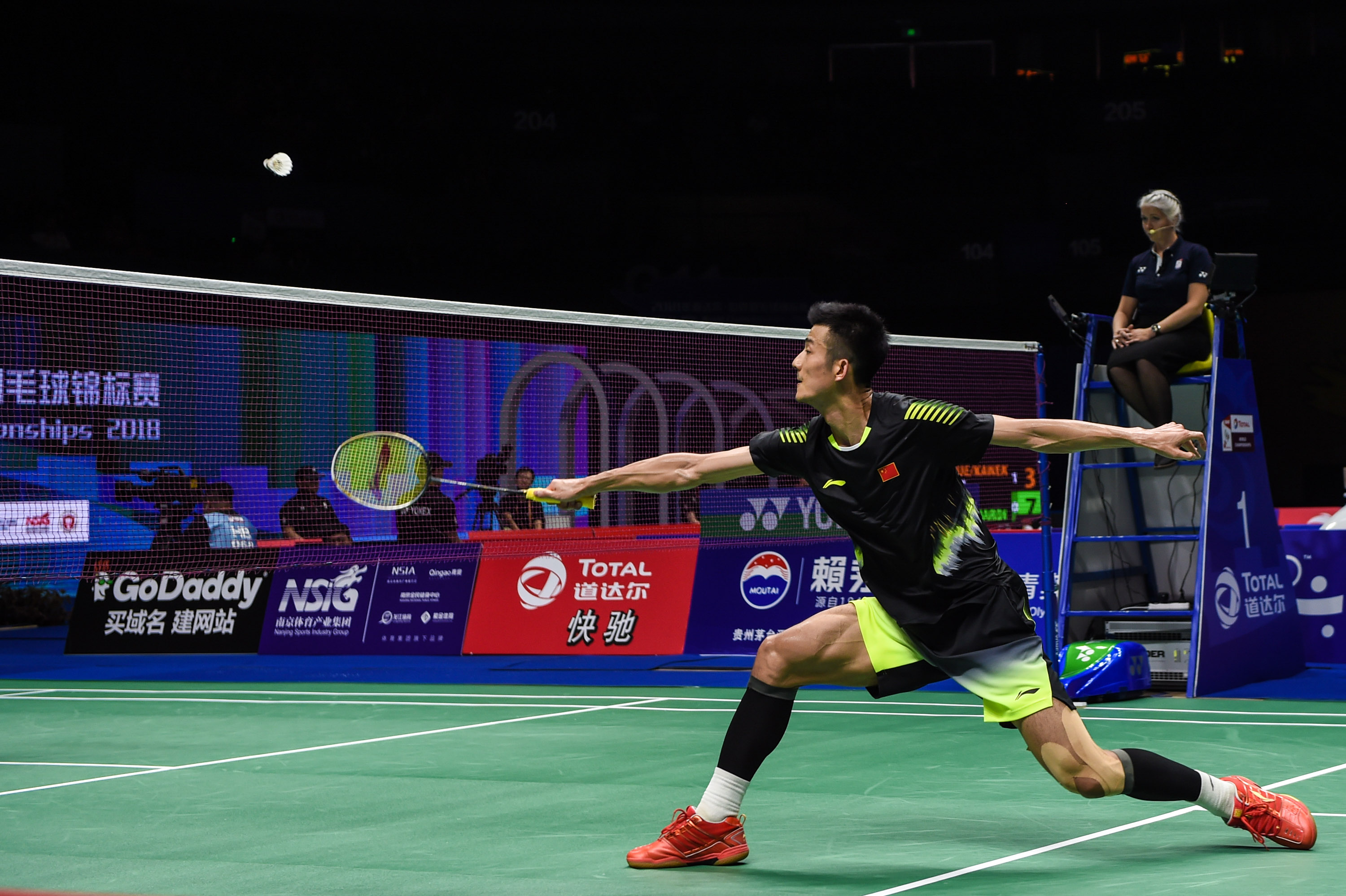 丹麦羽毛球队鏖战日本羽毛球队，谌龙爆发神勇