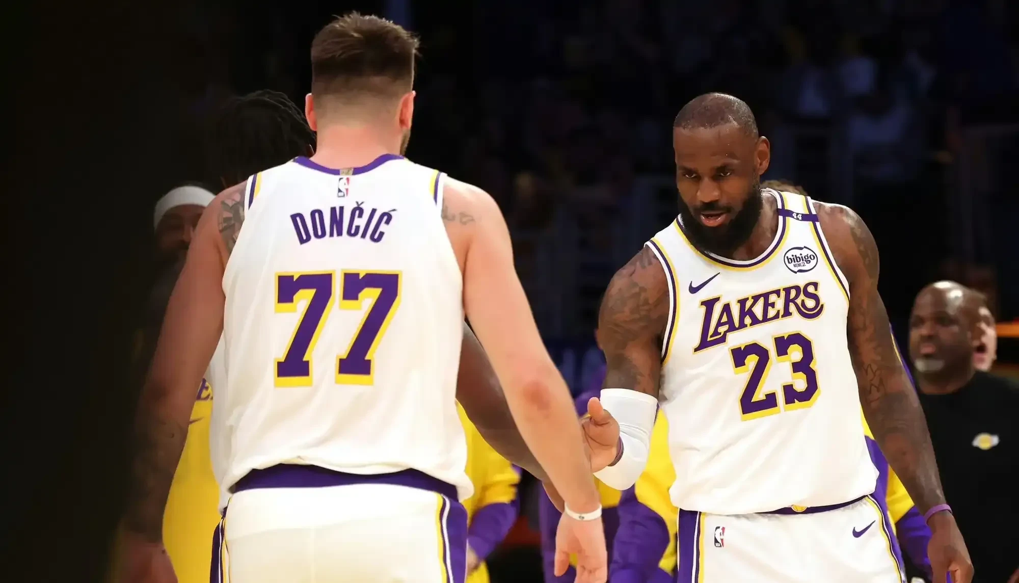 德国男篮鏖战凯尔特人B队，浓眉送出助攻