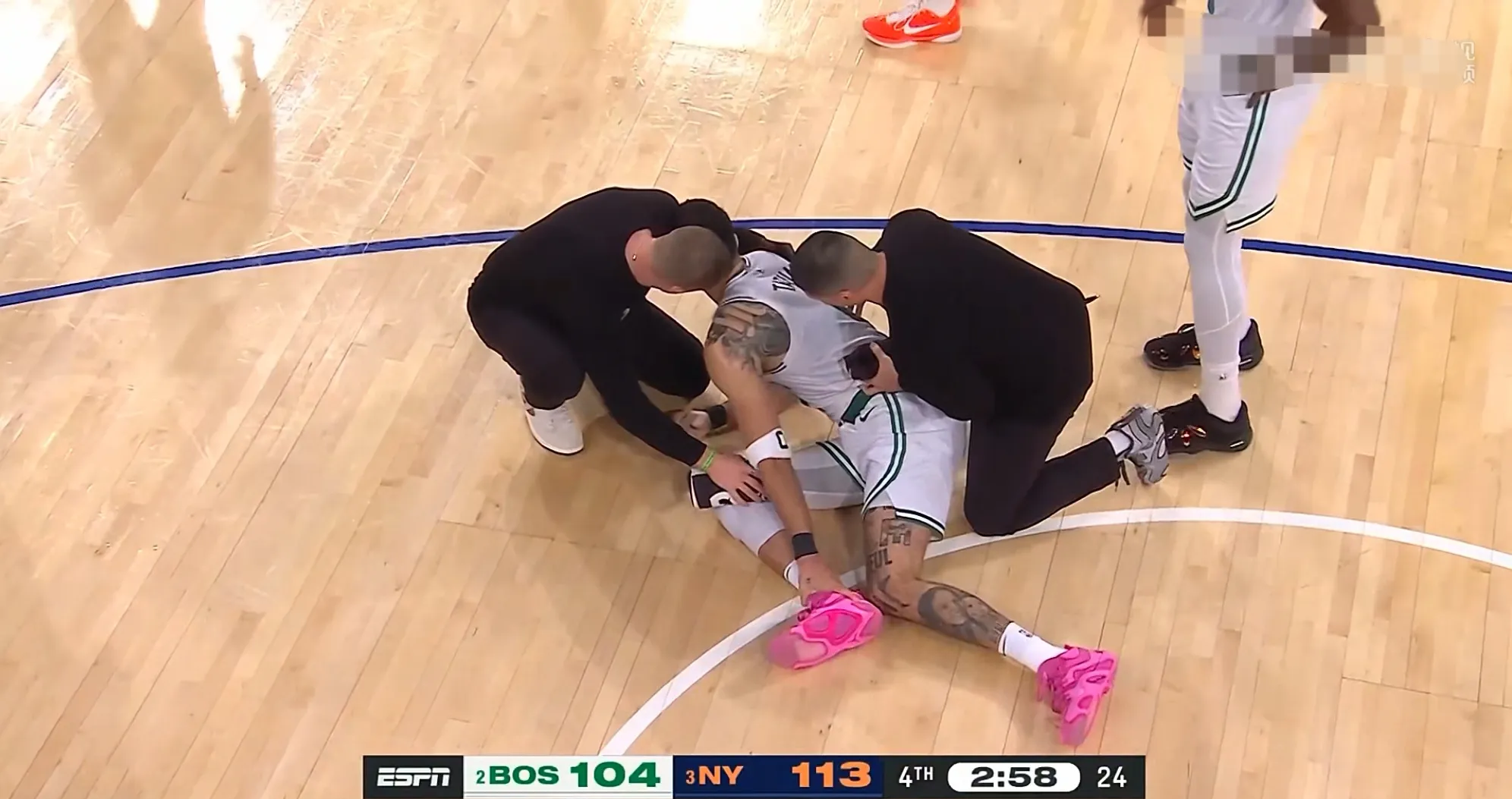 德国男篮鏖战凯尔特人B队，浓眉送出助攻