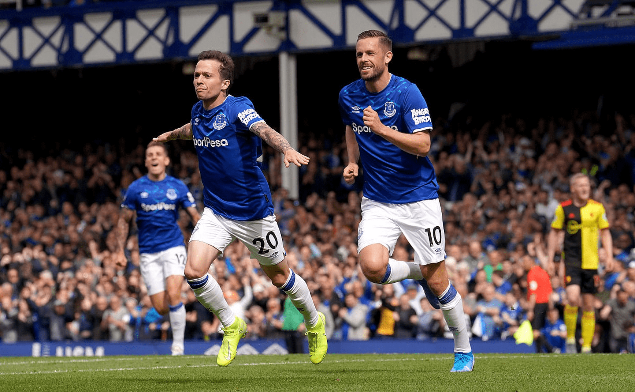 英超战术调整奏效，成功扭转局势