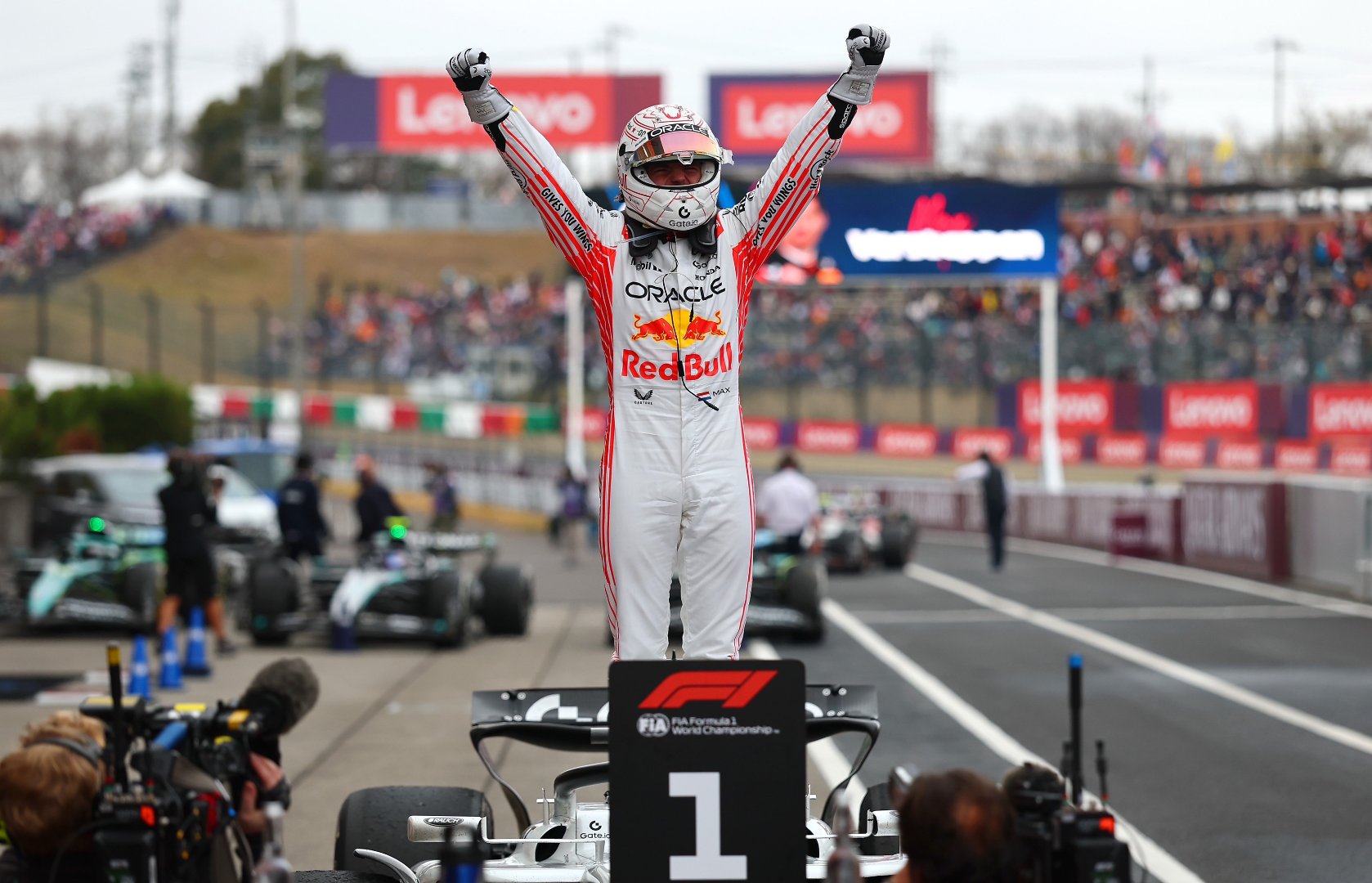 迈凯伦鏖战梅赛德斯,维斯塔潘带队取胜 迈凯伦鏖战梅赛德斯,维斯塔潘带队取胜