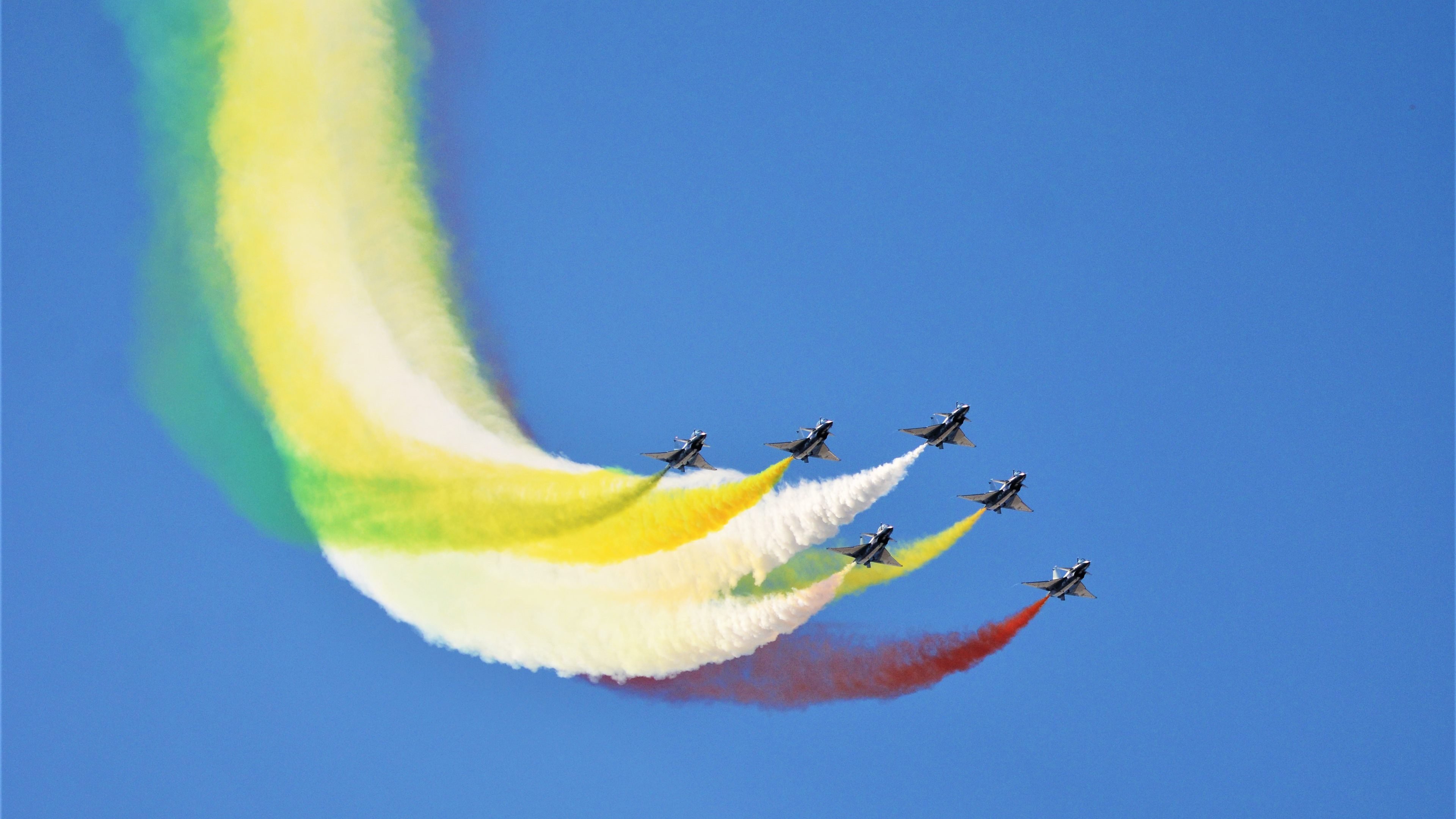 红牛风暴席卷波斯湾，当德国铁骑的精密齿轮碾过卡塔尔的黄金沙漠